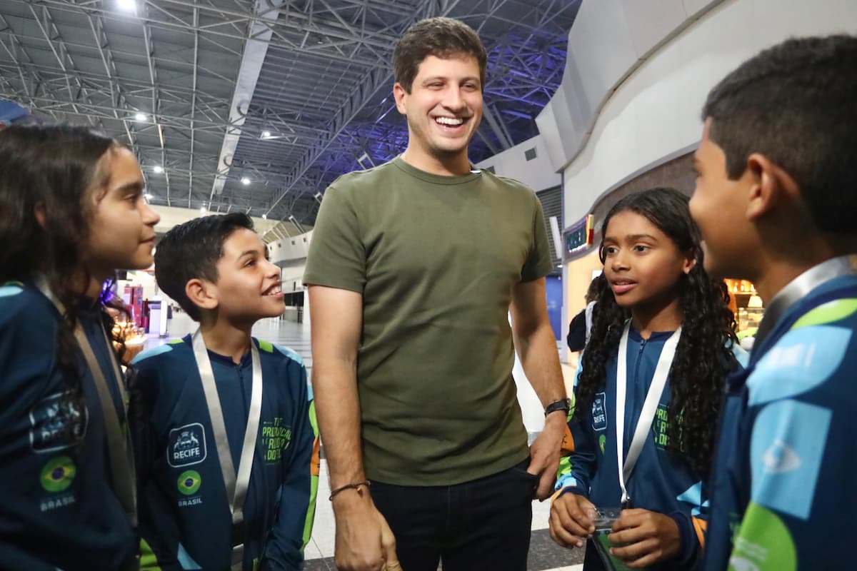 Prefeito João Campos conversa com os estudantes