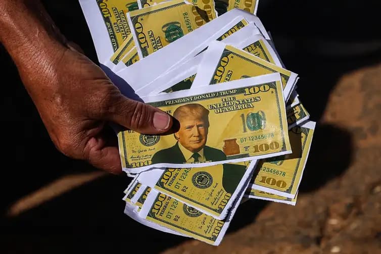 Movimentos sindicais e sociais protestam contra medidas econômicas do governo dos EUA contra o Brasil na frente da embaixada americana em Brasília.