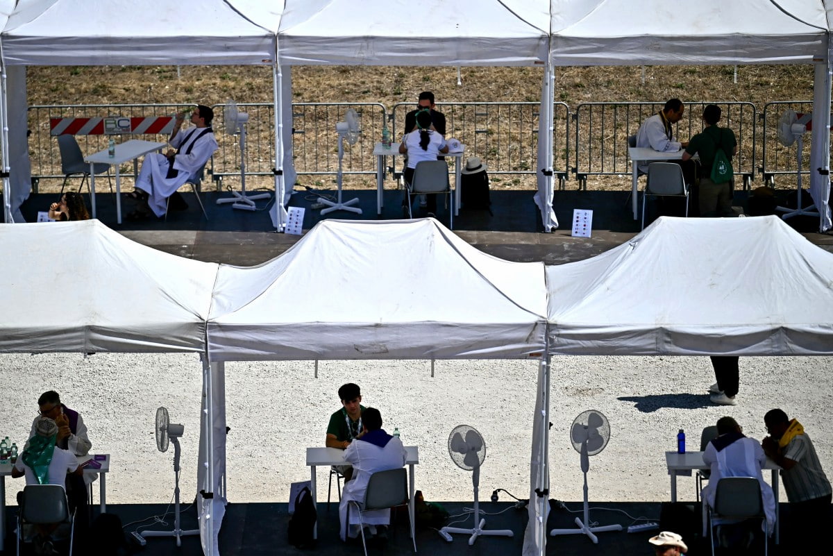 Jovens fiéis participam de uma confissão em massa para receber o sacramento da reconciliação