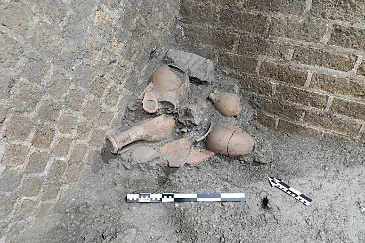 Novas descobertas em Pompeia, onde arqueólogos descobriram novas evidências que indicam a reocupação de Pompeia após a erupção do Monte Vesúvio em 79 d.C., que deixou a cidade em ruínas. 