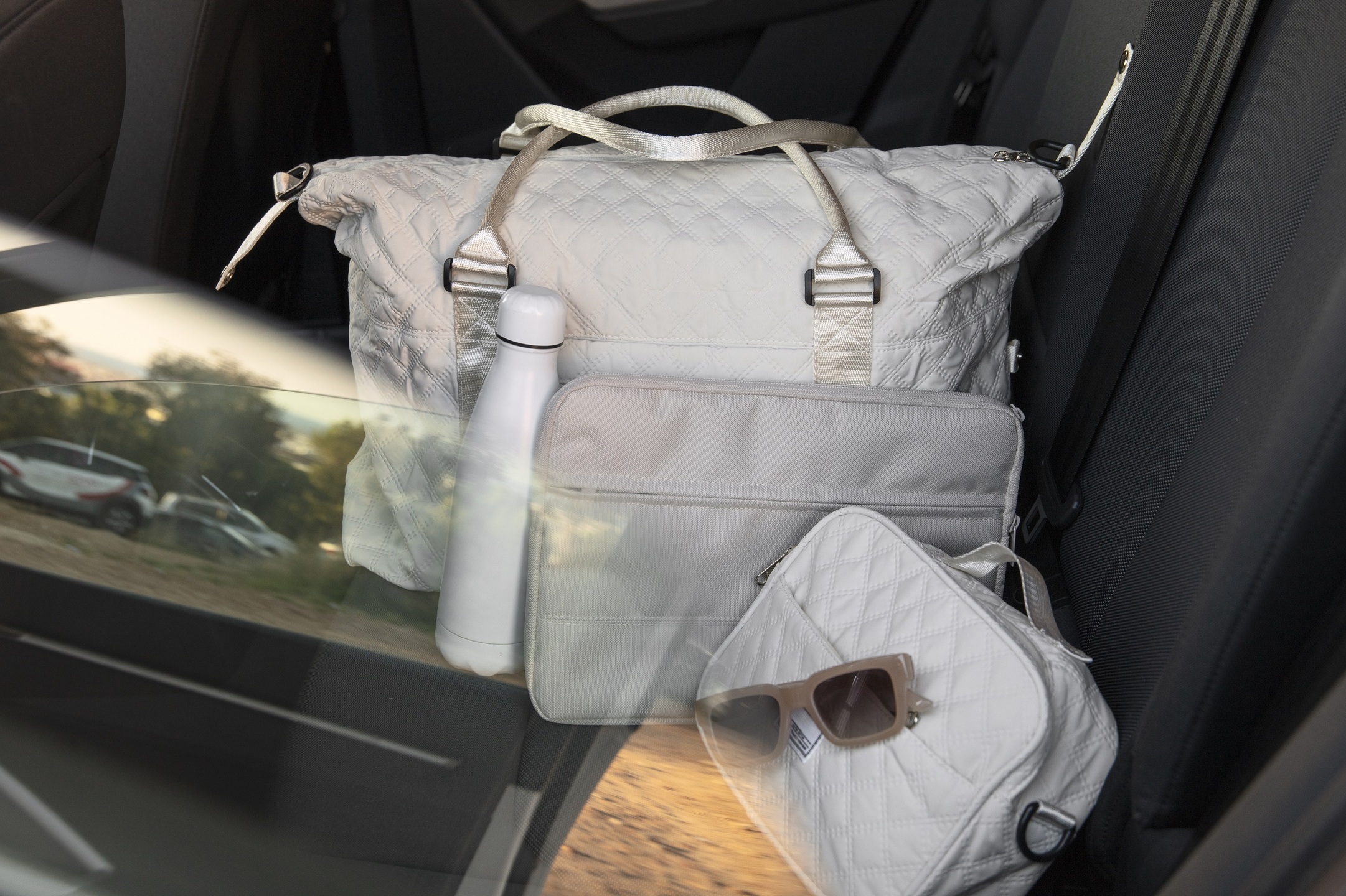 Colocar objetos sobre os assentos, tampão do porta-malas ou no painel do carro é proibido