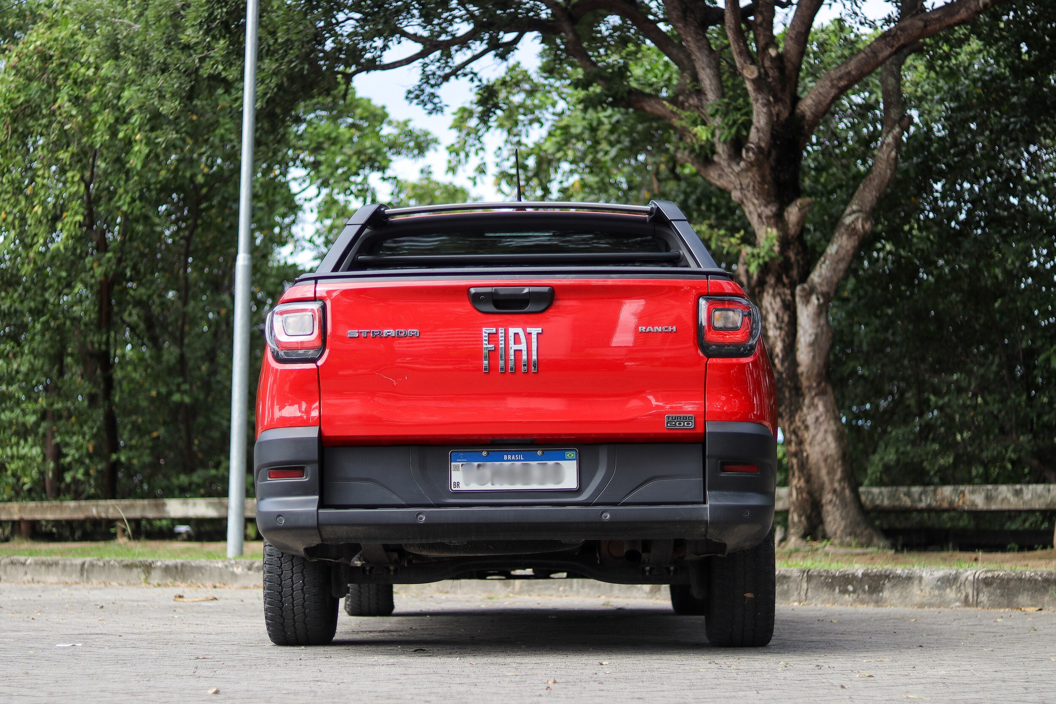 Traseira da Strada Ranch 2025 mantém linhas limpas e caçamba de 844 litros de capacidade.