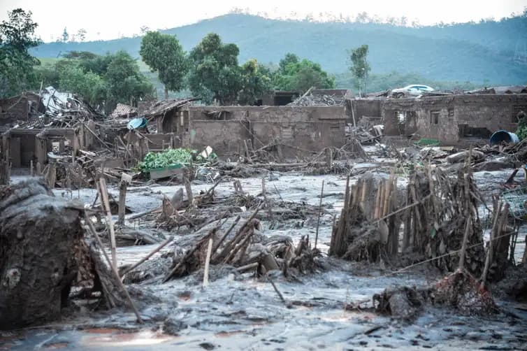 Mariana (MG) - Rompimento de duas barragens da mineradora Samarco deixou um cenário de muita lama, barro e destruição.