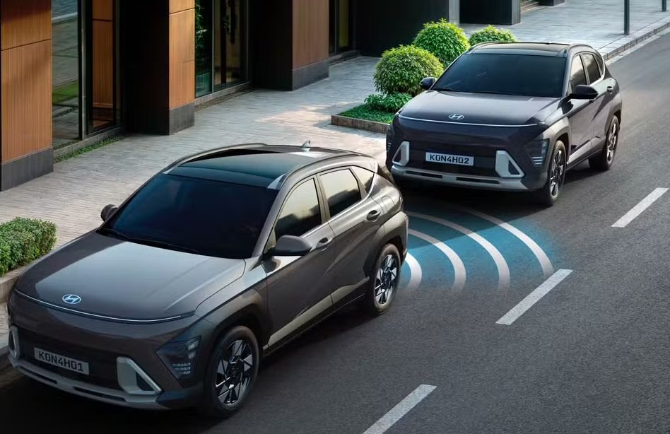 Pacote de segurança completo: frenagem autônoma, assistente de ponto cego, câmera 360º e centralização em faixa elevam a confiança ao dirigir o Kona.