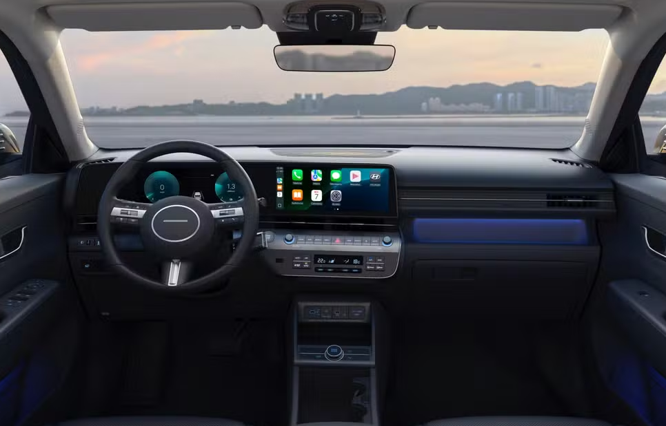 Cabine moderna com acabamento premium, duas telas digitais de alta definição e central multimídia integrada com Android Auto e Apple CarPlay sem fio.