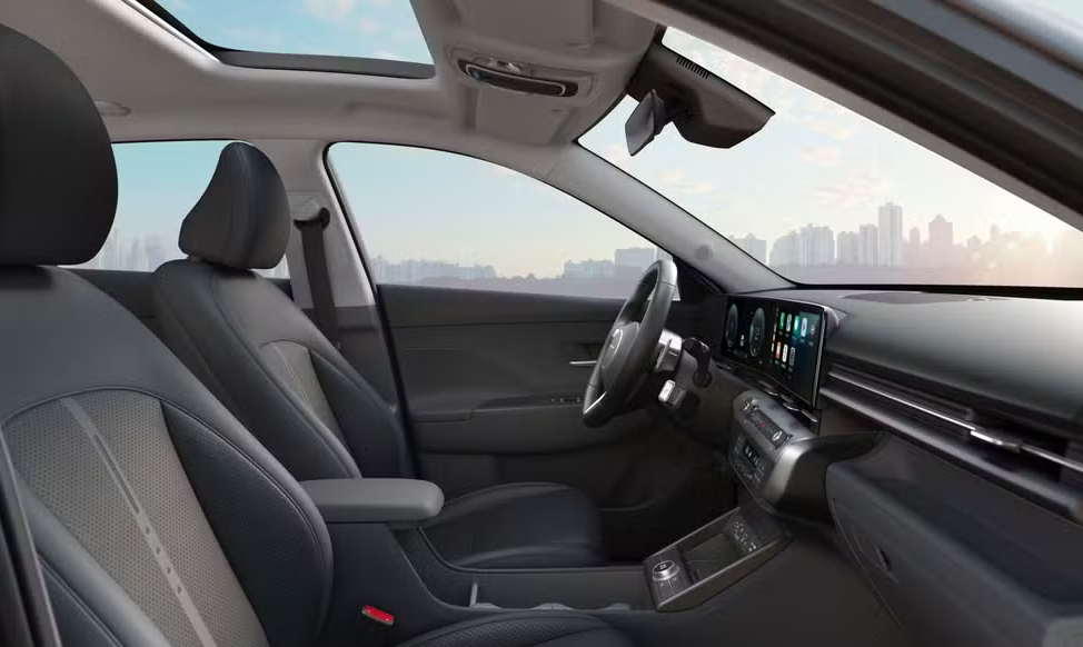 Bancos de couro com acabamento premium e teto solar panorâmico reforçam a proposta sofisticada do Kona Hybrid Signature 