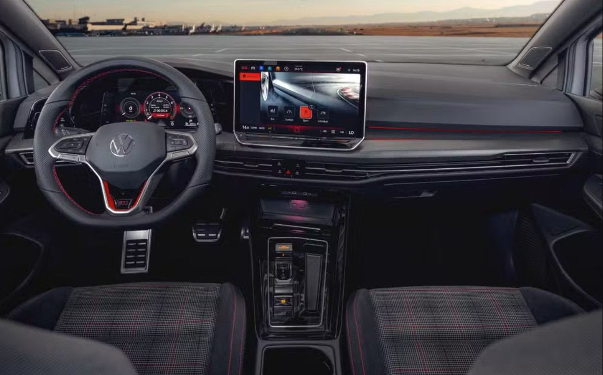 Cabine do Golf GTi 2025 mantém o clássico xadrez e traz multimídia de 12,9 polegadas. 