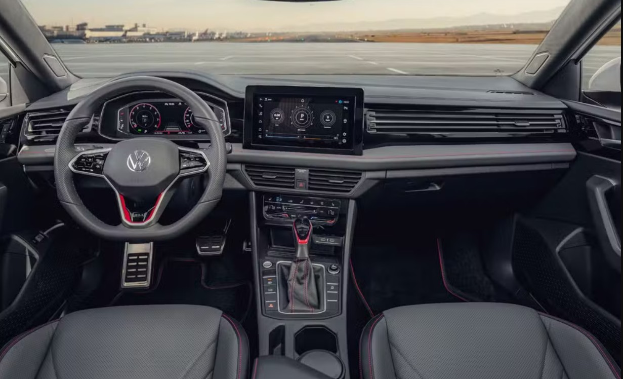 Jetta GLi 2025 traz multimídia de 10 polegadas, ar digital de duas zonas e teto solar de série.
