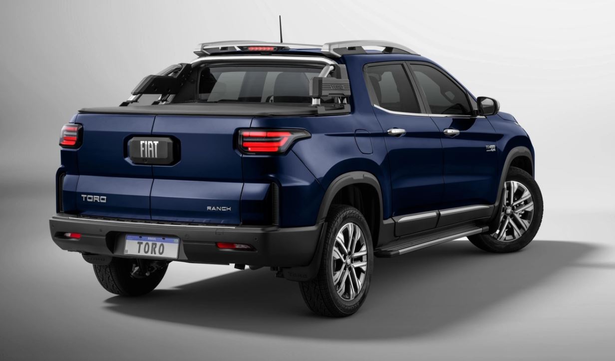 Fiat Toro 2026 - Na traseira, lanternas segmentadas e para-choque horizontal reforçam o visual robusto.