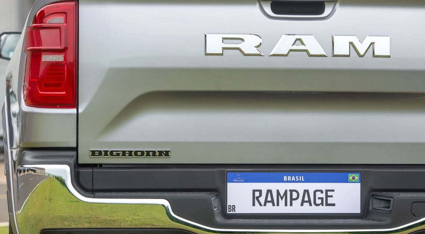 Traseira da versão Big Horn que conta com caçamba de 937 litros.