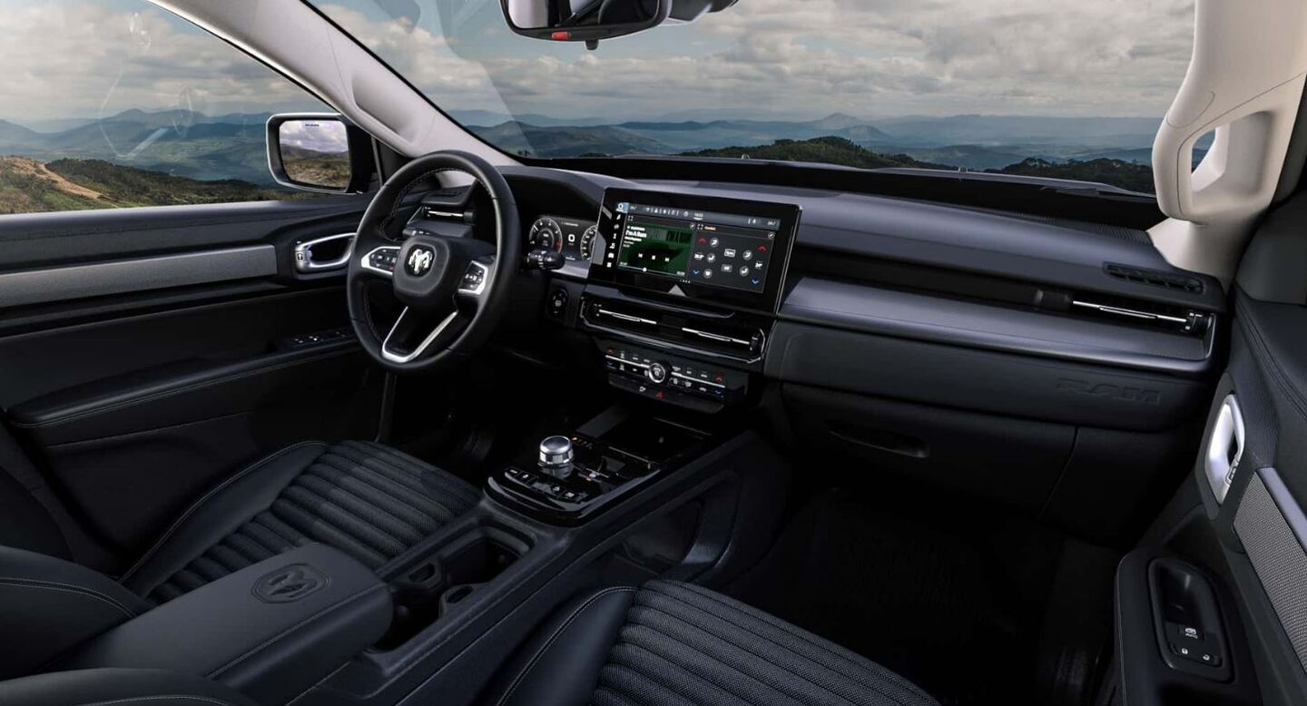 Interior da Ram Rampage Big Horn 2026 com acabamento renovado e central multimídia.