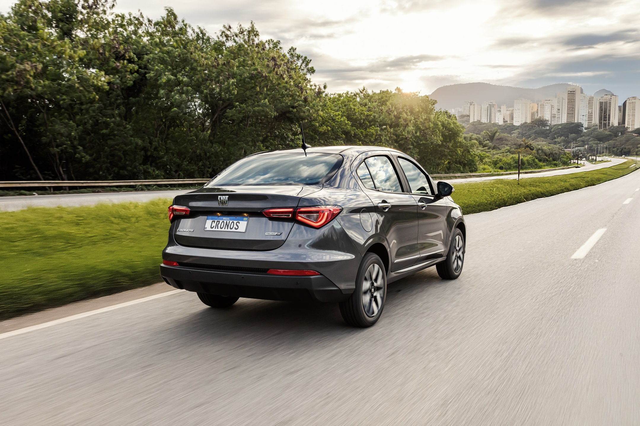 Traseira mais robusta e linhas verticais que reforçam a pegada sofisticada do sedã.