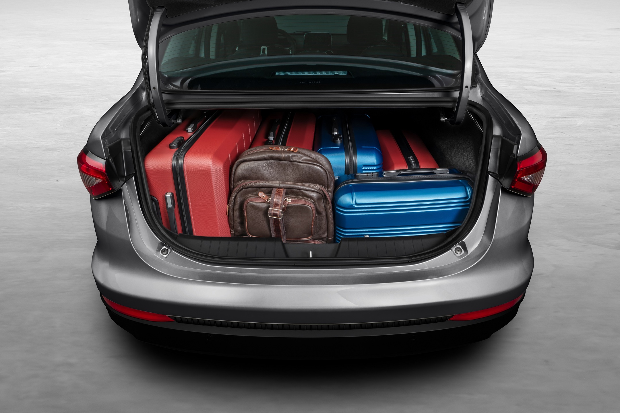 Imbatível no segmento: o porta-malas do Fiat Cronos tem 525 litros de capacidade.