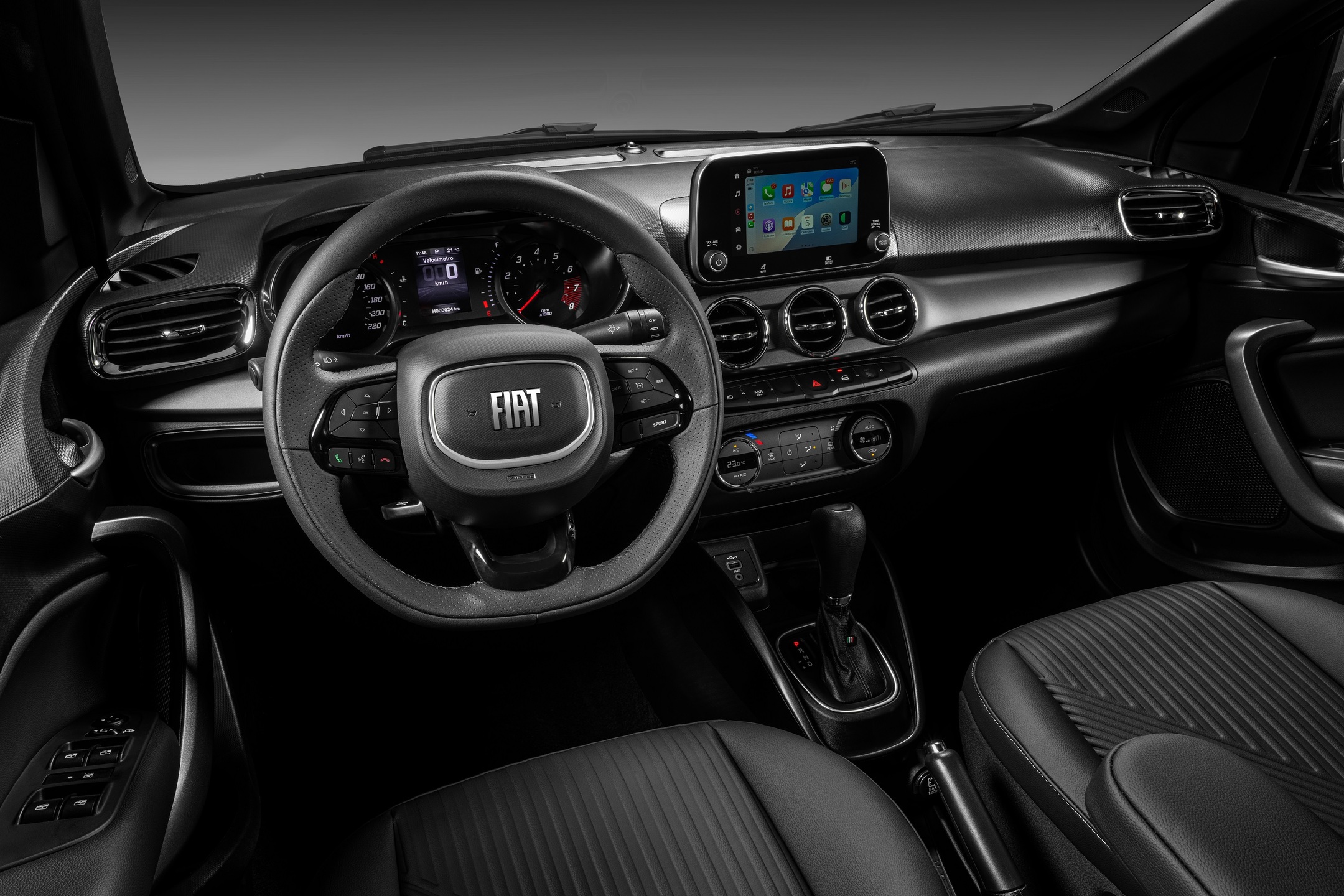 Interior escurecido, bancos em couro e mais sofisticação a bordo do Cronos Precision. 