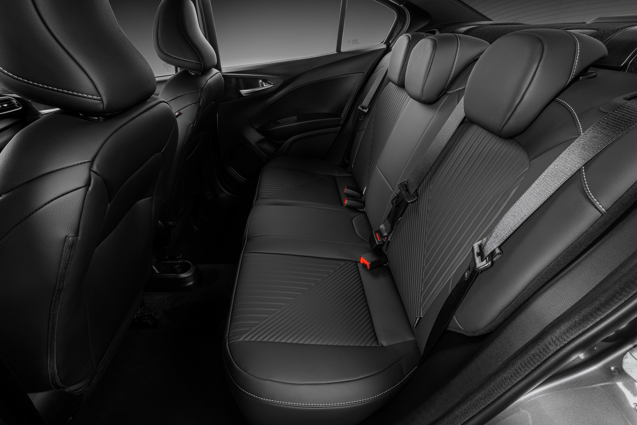 Fiat Cronos tem entre-eixos generoso com 2,25 m. 