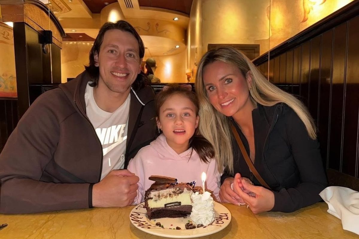 O goleiro Cássio, do Cruzeiro, sua filha, Maria Luiza e sua esposa, Janara.