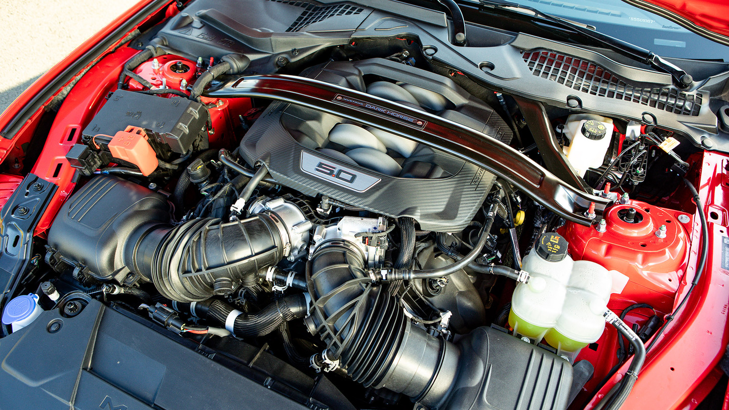 Motor Coyote 5.0 V8 aspirado entrega 507 cv, com componentes herdados do Shelby GT500 e calibração exclusiva para o Brasil. 