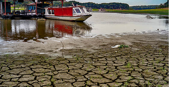 O CO2 acumulado na atmosfera provoca o aumento da intensidade e frequência dos fenômenos de seca, inundações e temporais