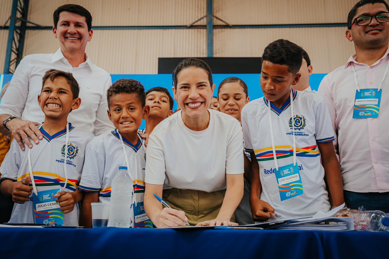 Raquel Lyra autoriza mais de R$ 60 milhões em obras hídricas durante o Ouvir para Mudar em Petrolina - Blog da Folha - Folha PE