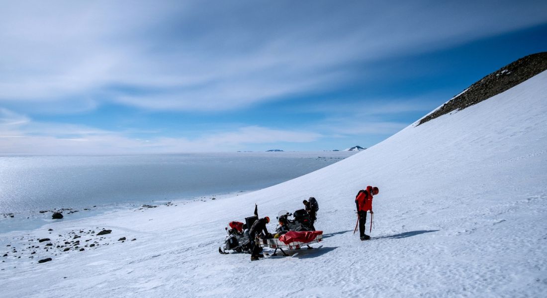 Estudo liderado por cientistas chilenos da Universidade de Santiago, junto com pesquisadores da Holanda e da Alemanha, para determinar a presença de metais pesados na Antártida devido ao aumento do turismo na região