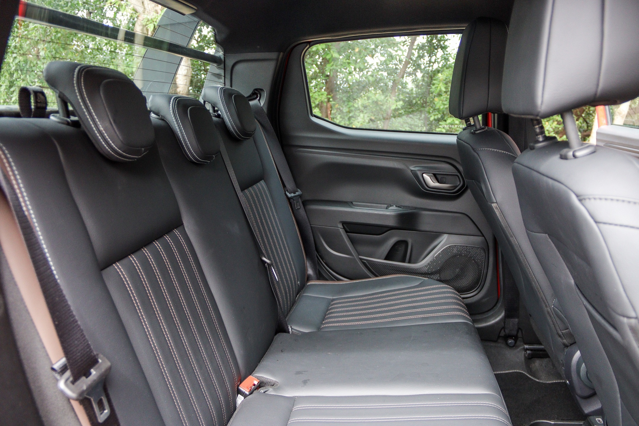 Segunda fileira da Fiat Strada Ranch 2025 oferece conforto razoável. 