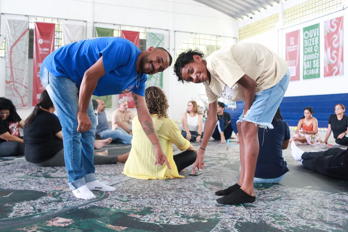 Bruno e Breno na exposição do mapa gigante do Recife