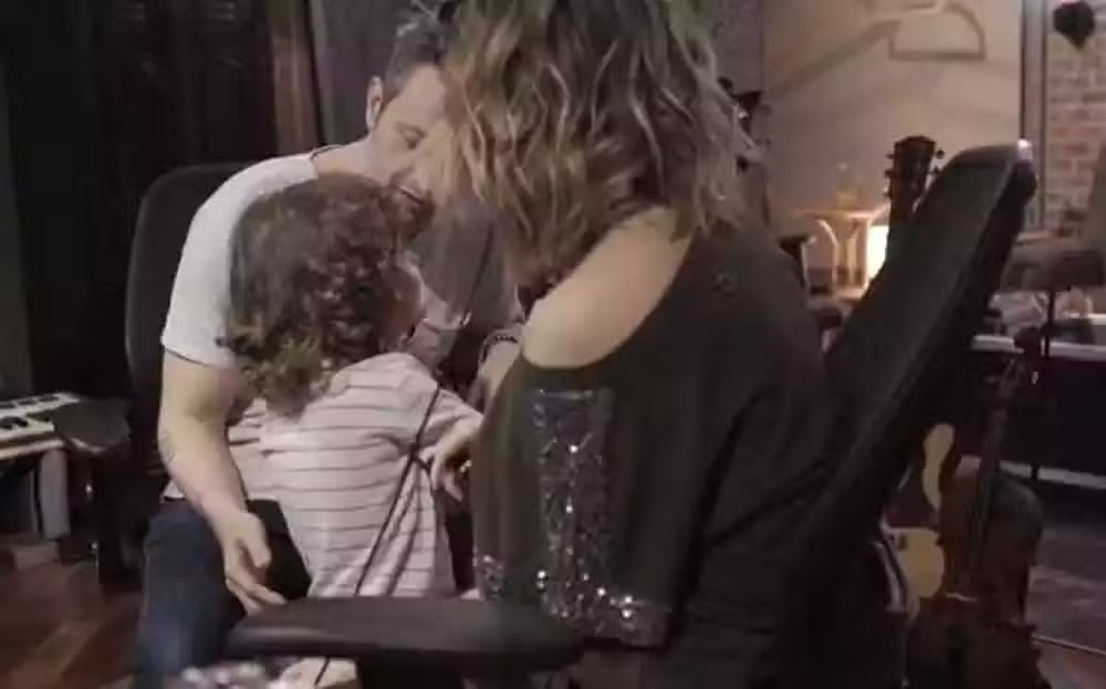 Sandy e Lucas Lima tentam preservar a imagem do filho Theo 