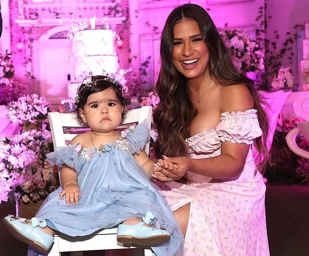 A cantora Simone Mendes com a filha Zaya, de 2 anos 