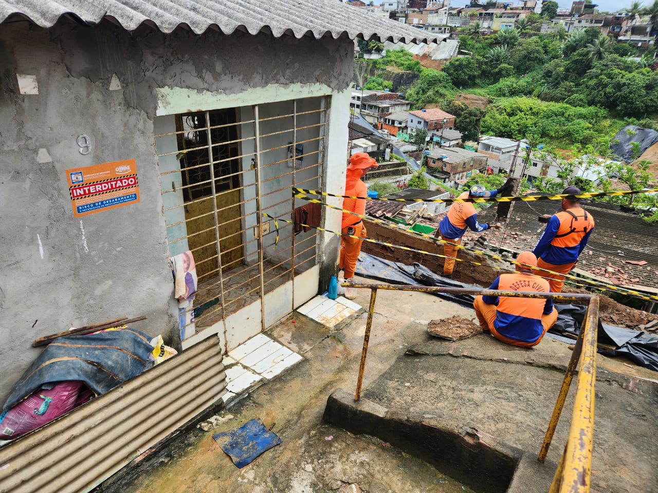 Defesa Civil interdita casa no Alto da Bondade após deslizamento