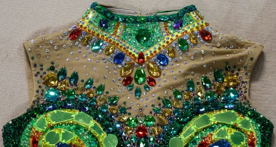 Detalhe da gola do collant da série simples 