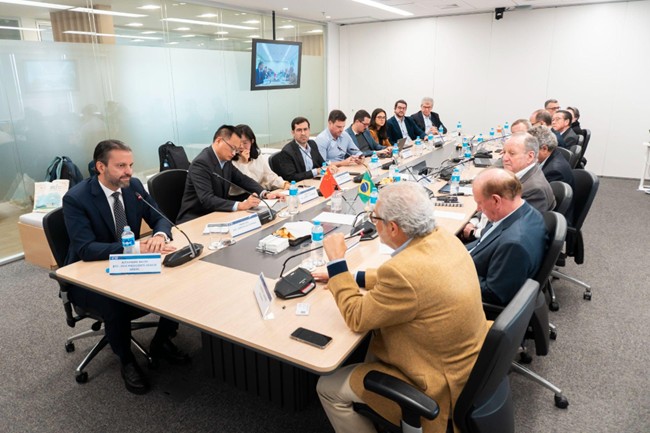 Representantes da BYD, Sindipeças e Abipeças. 