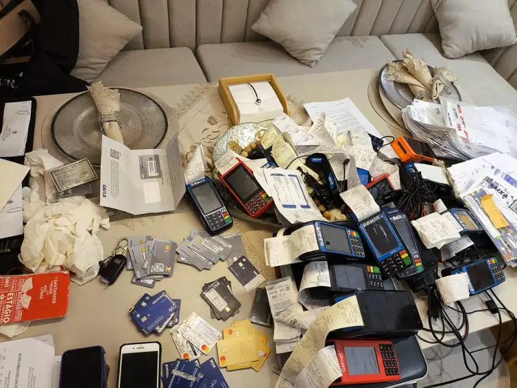 Polícia apreendeu cartões e máquinas que a quadrilha usava  
