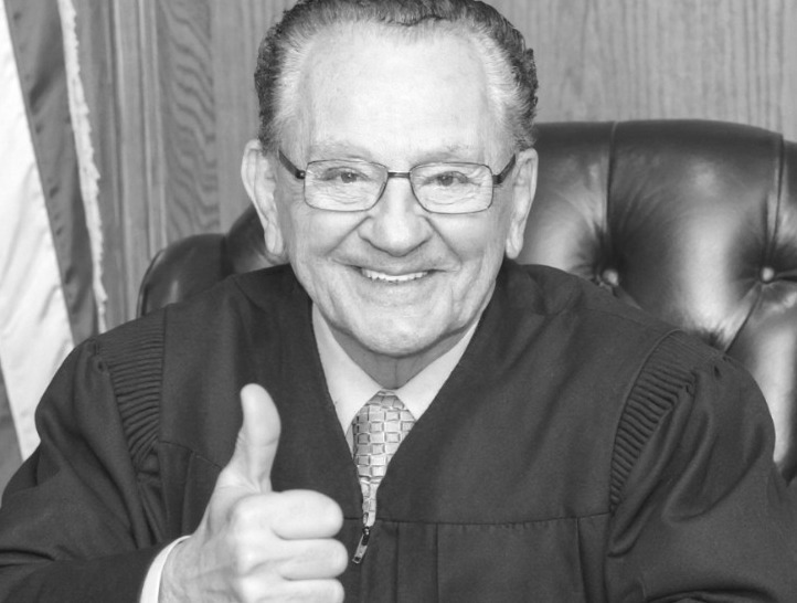 Morre juiz americano Frank Caprio, famoso por sua compaixão e 