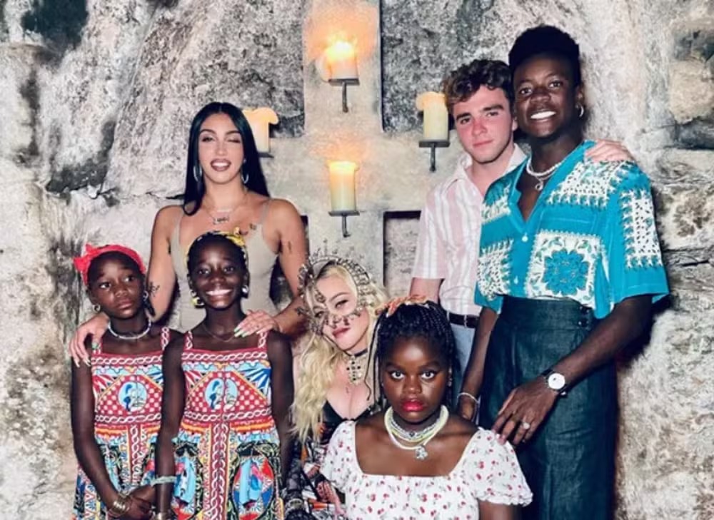 A cantora Madonna (ao centro) posa ao lado de todos os seis filhos 