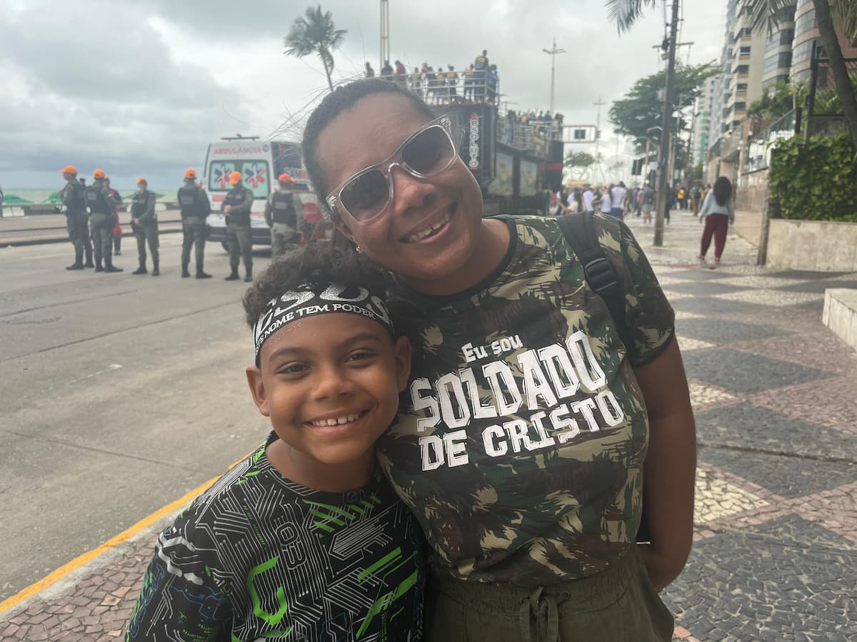 Mariana Ângela e o filho Bernardo de Lima foram a Marcha para Jesus pela primeira vez