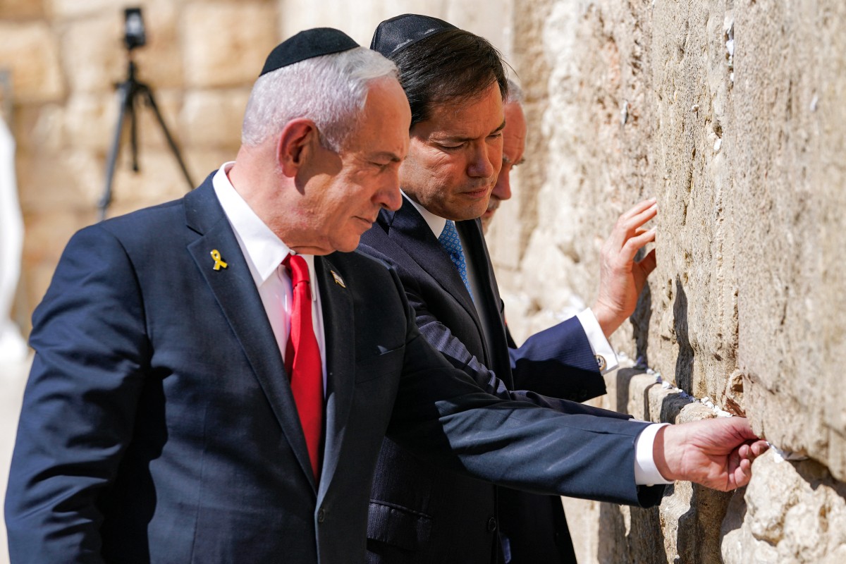 Netanyahu e Marco Rubio caminhando no Muro das Lamentações