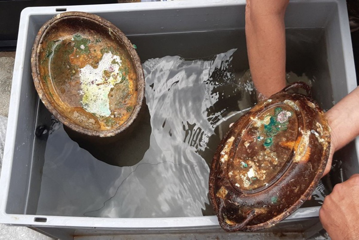 Uma bandeja de prata do HMHS Britannic, um navio-hospital britânico que afundou perto da ilha grega de Kea em 1916 após atingir uma mina durante a Primeira Guerra Mundial. 