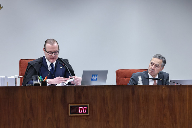 Ao lado de Barroso, Zanin proclama resultado de julgamento que impôs prisão  a Bolsonaro - Folha PE