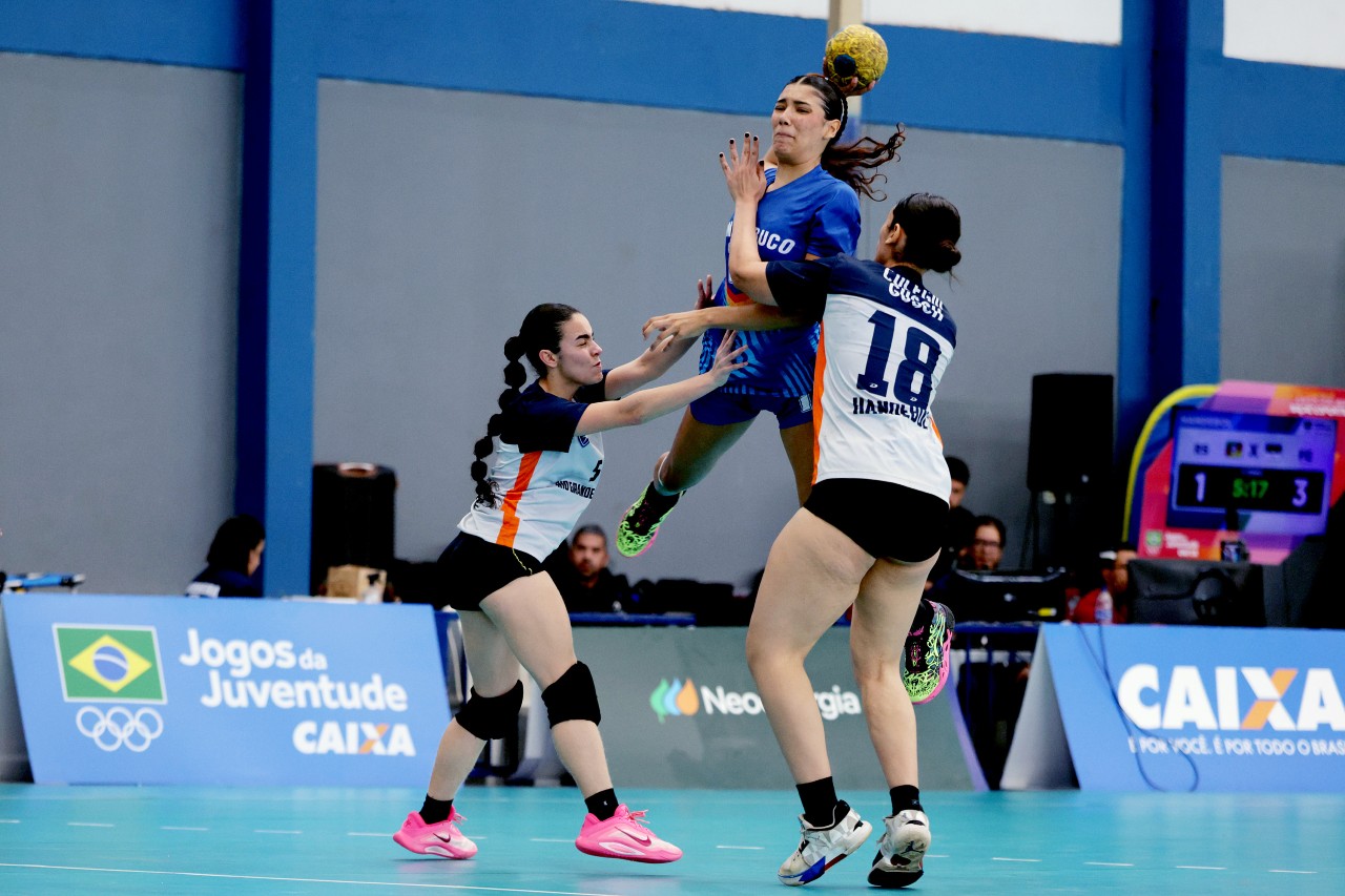 Ana Júlia encara forte marcação das gaúchas durante a semifinal