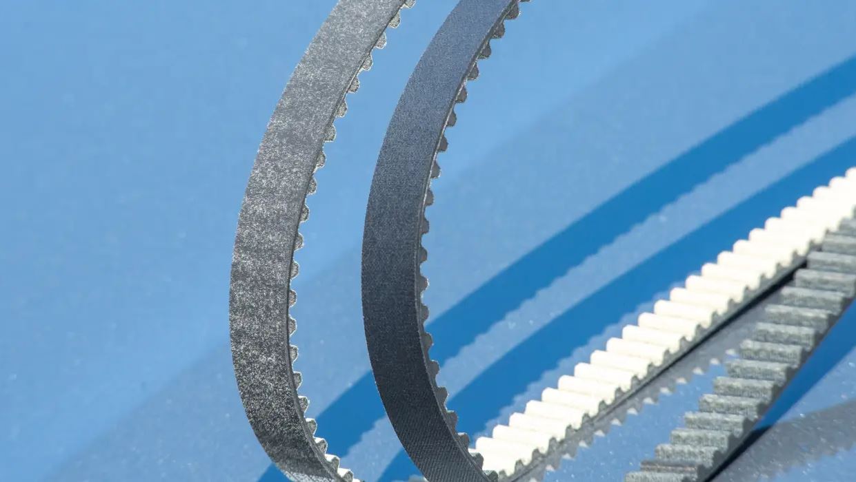 Correia banhada a óleo com nova tecnologia (da esquerda) em comparação com revestimento da antiga.