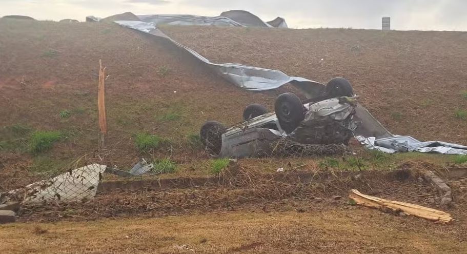 Chuva provoca estragos em fábrica de Porto Feliz (SP). 