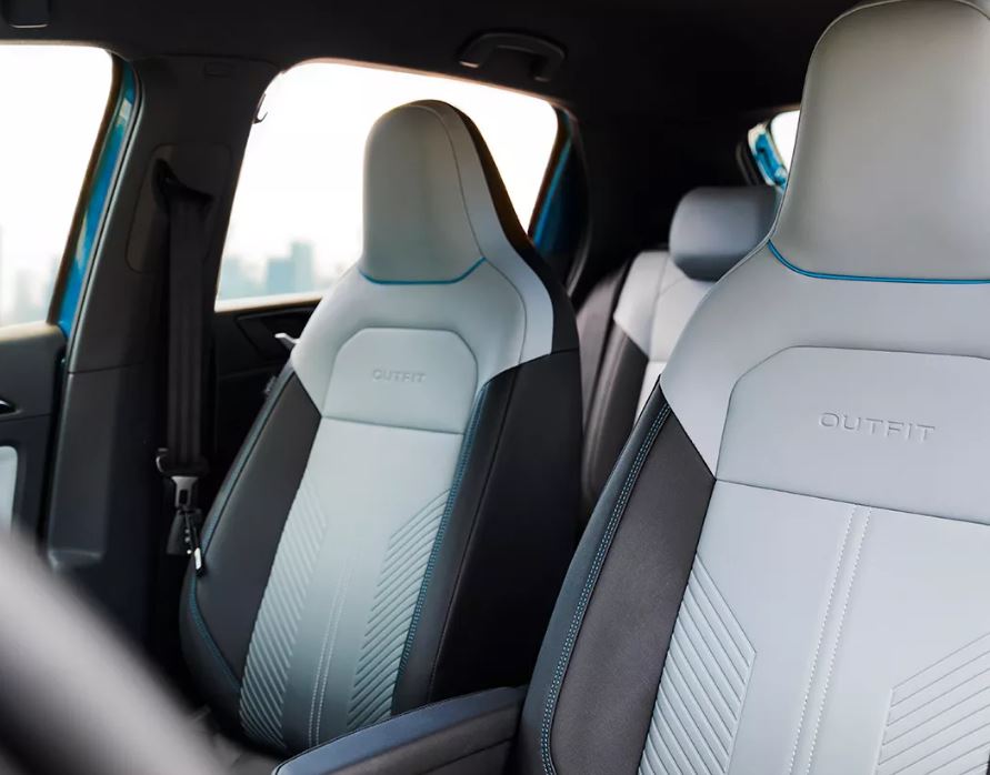 Tera com pacote outfit traz bancos em couro, itnerior escurecido, mas peca no espaço da segunda fileira.