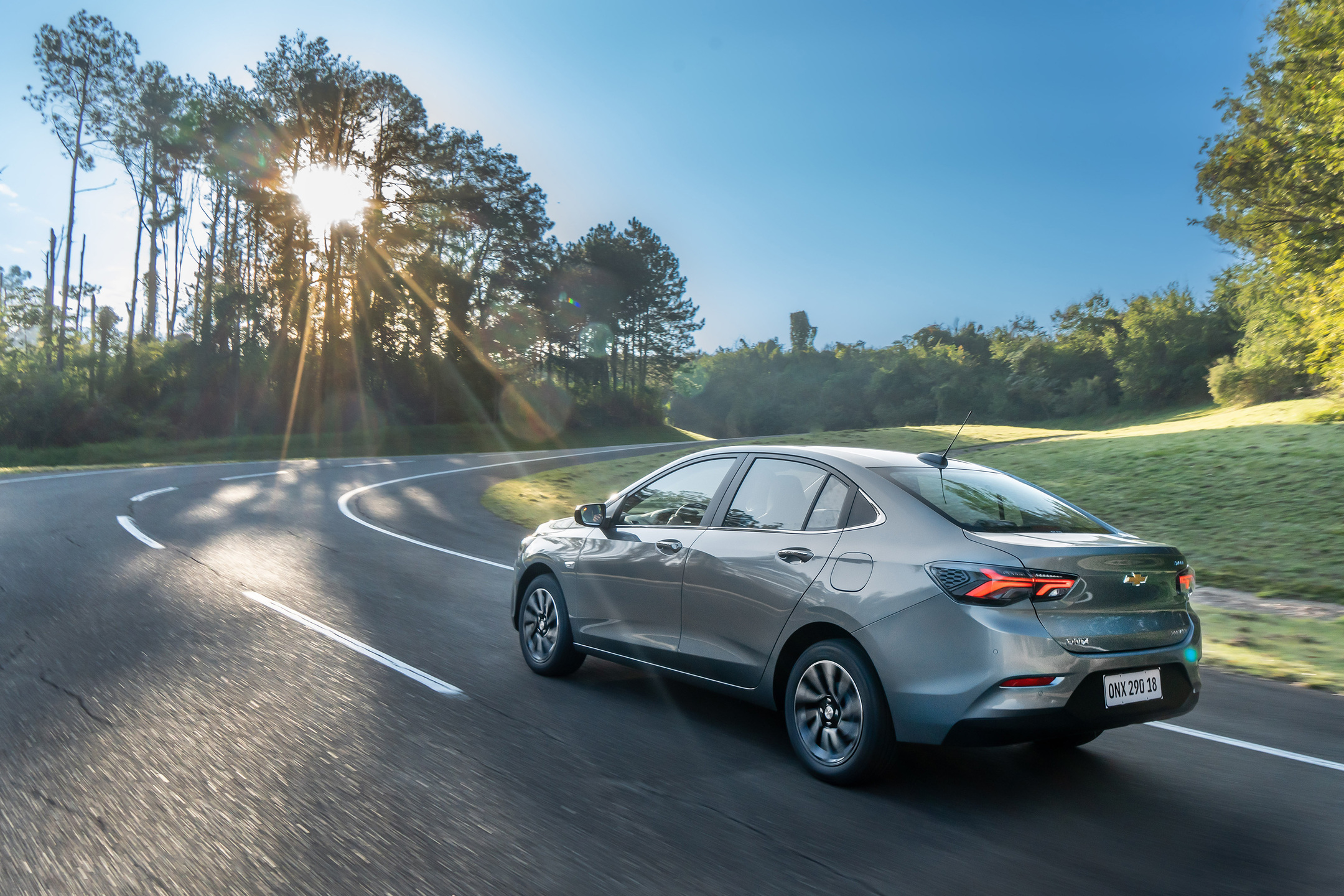 Na traseira, o Onix Plus vem com lanternas redesenhadas. 