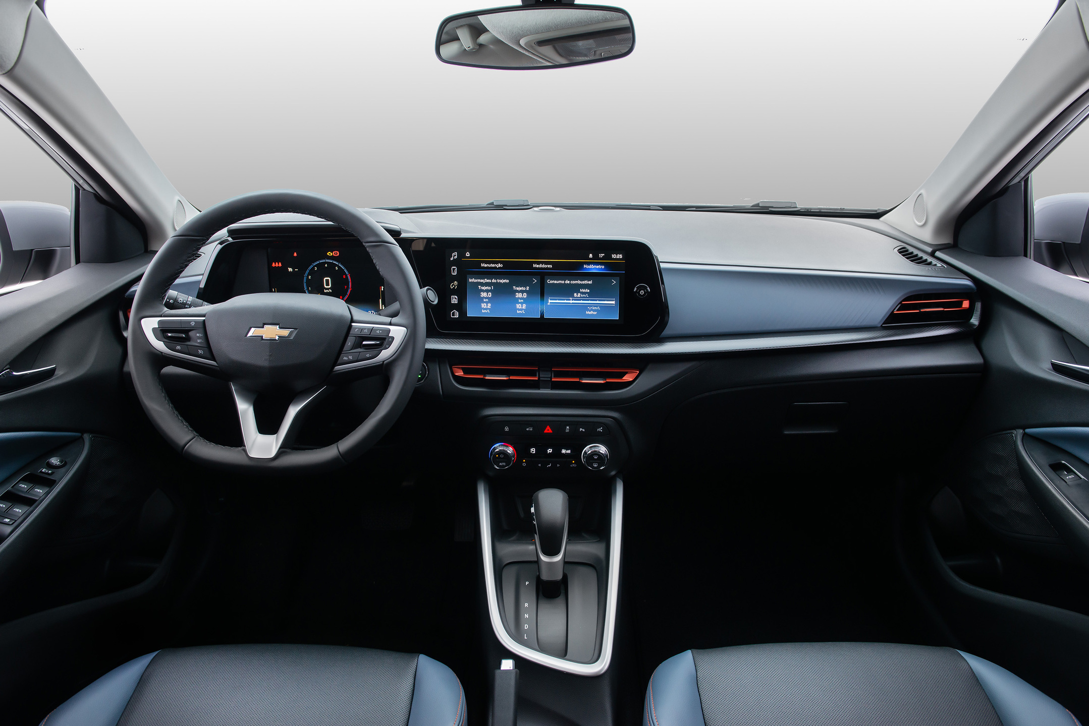 O Onix Plus conta com central multimídia de 8'' com Android Auto e CarPlay sem fio, além de painel de instrumentos e ar-condicionado digital, além de carregamento por indução. | Foto: Chevrolet/Divulgação
