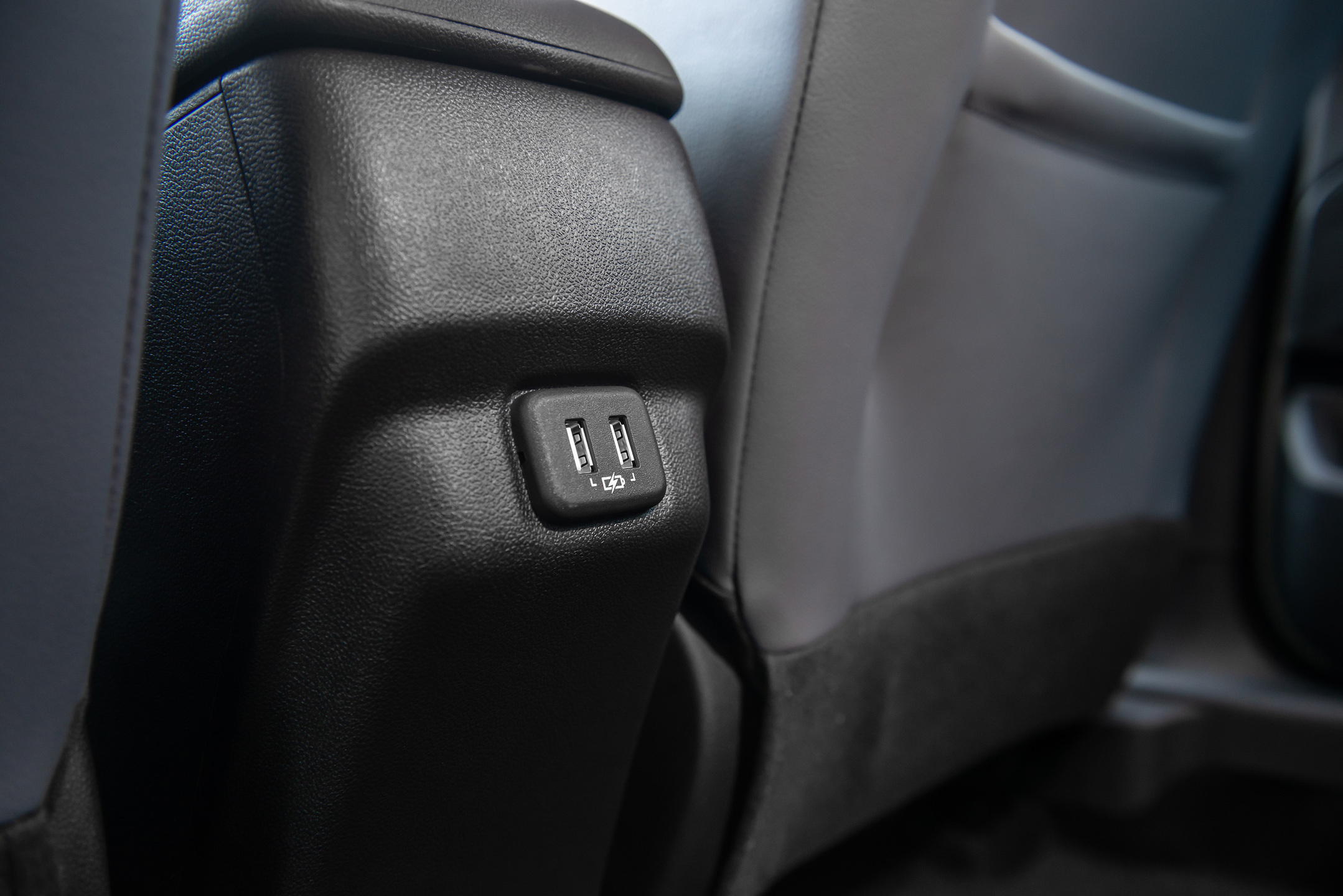 Chevrolet Onix Plus tem entradas USBA e USBC, mas não tem saída de ar no banco traseiro.