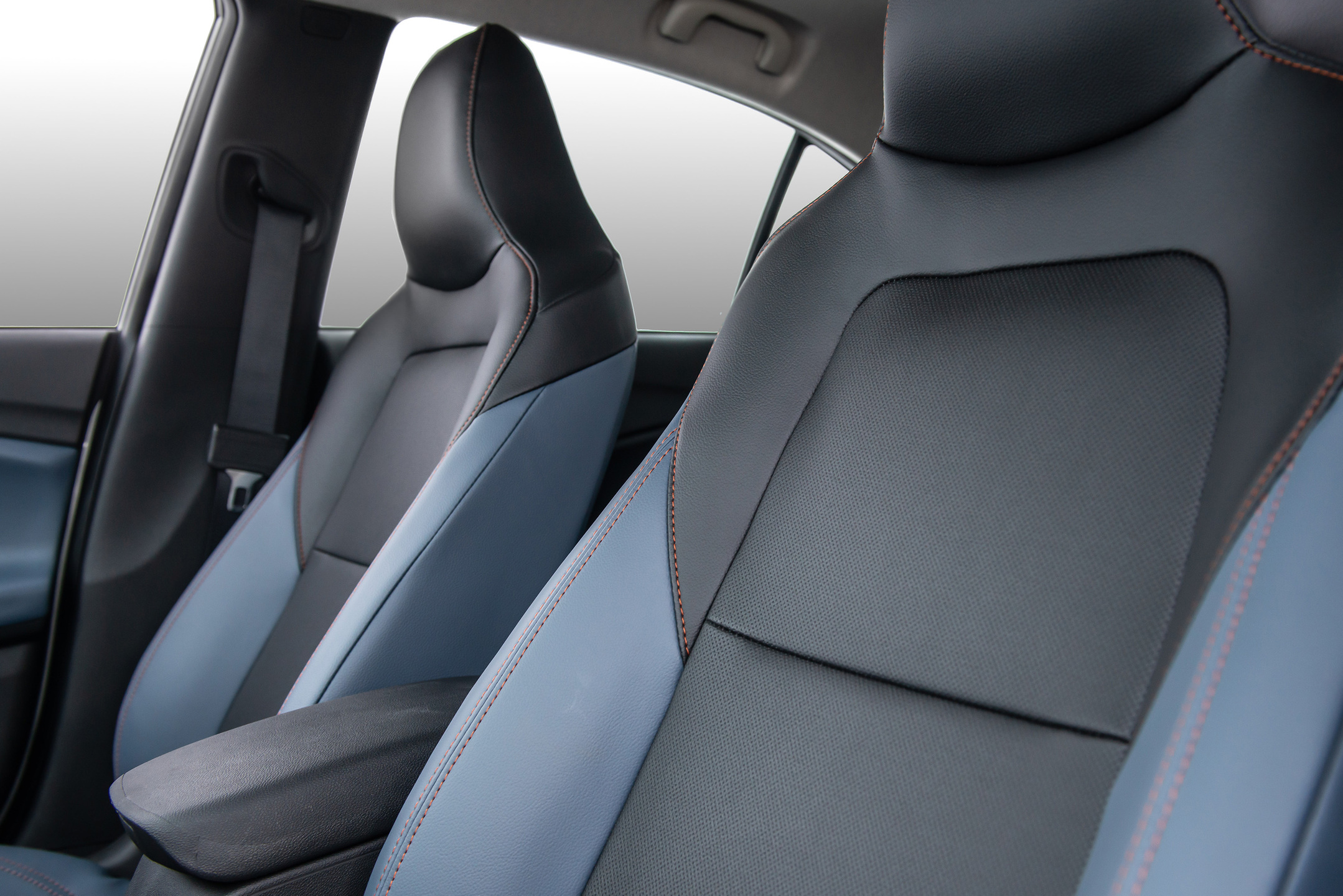 O Onix 2026 traz cancos com forração premium oferecem conforto e visual refinado, ainda que os ajustes continuem manuais. 