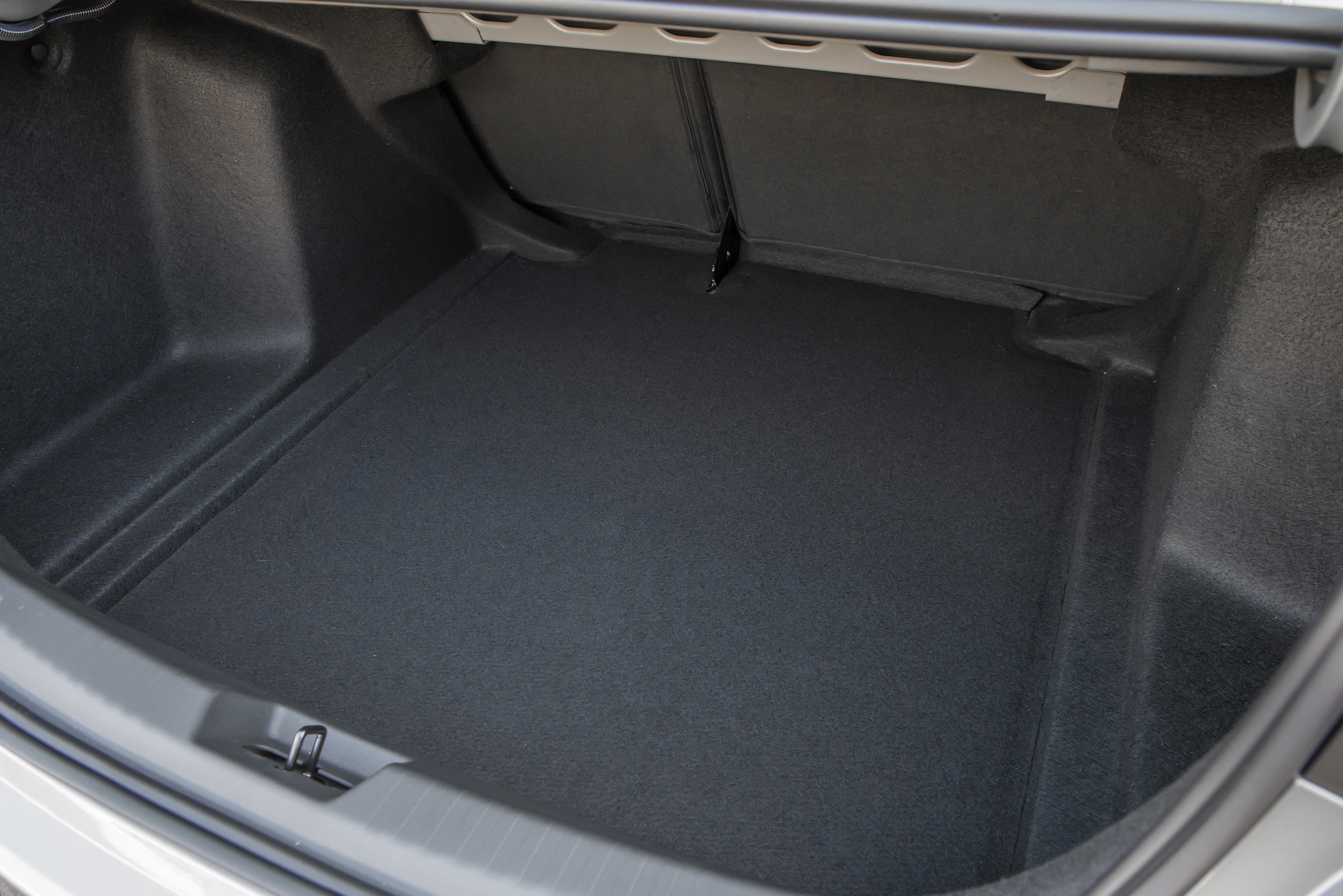 Onix Plus tem porta-malas que impressiona, com espaço generoso de 500 litros. 