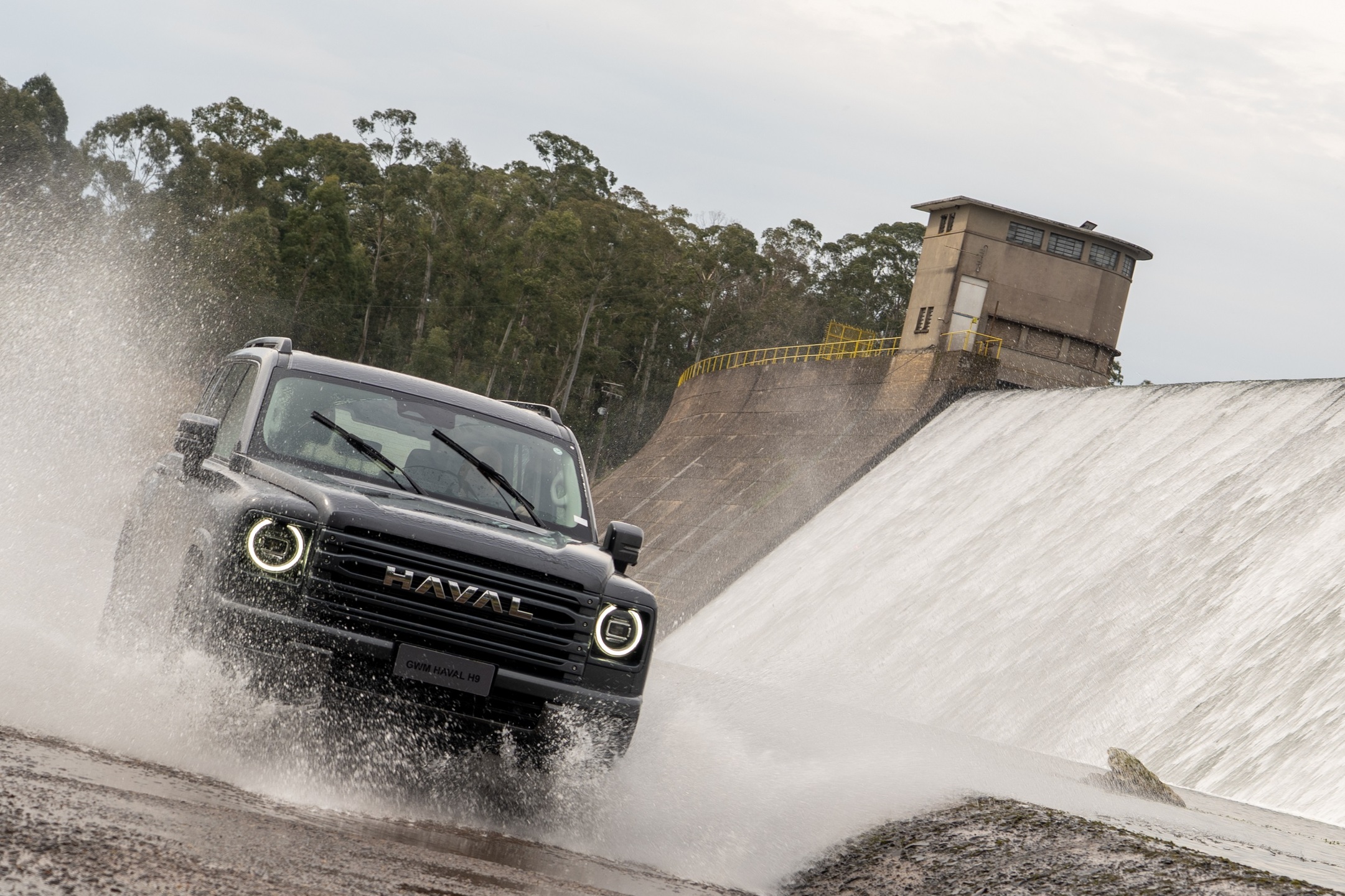 O Haval H9 tem 224 mm de altura livre do solo, ângulo de ataque de 31°, saída de 25° e capacidade de rampas de até 57%, além de imersão de 800 mm.
