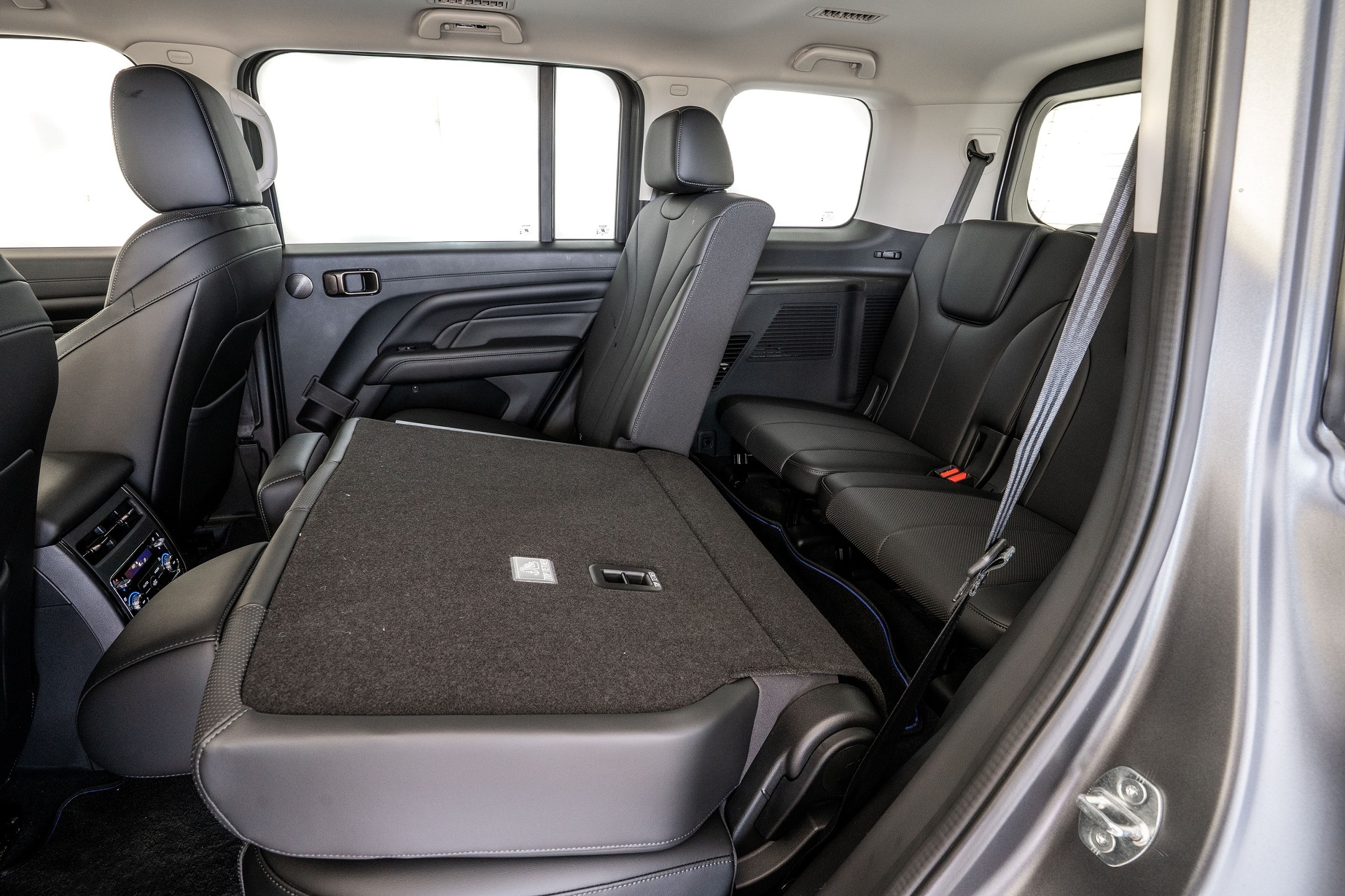 Na segunda e terceira fileiras tem espaço de sobra e ventilação dedicada para os passageiros. 