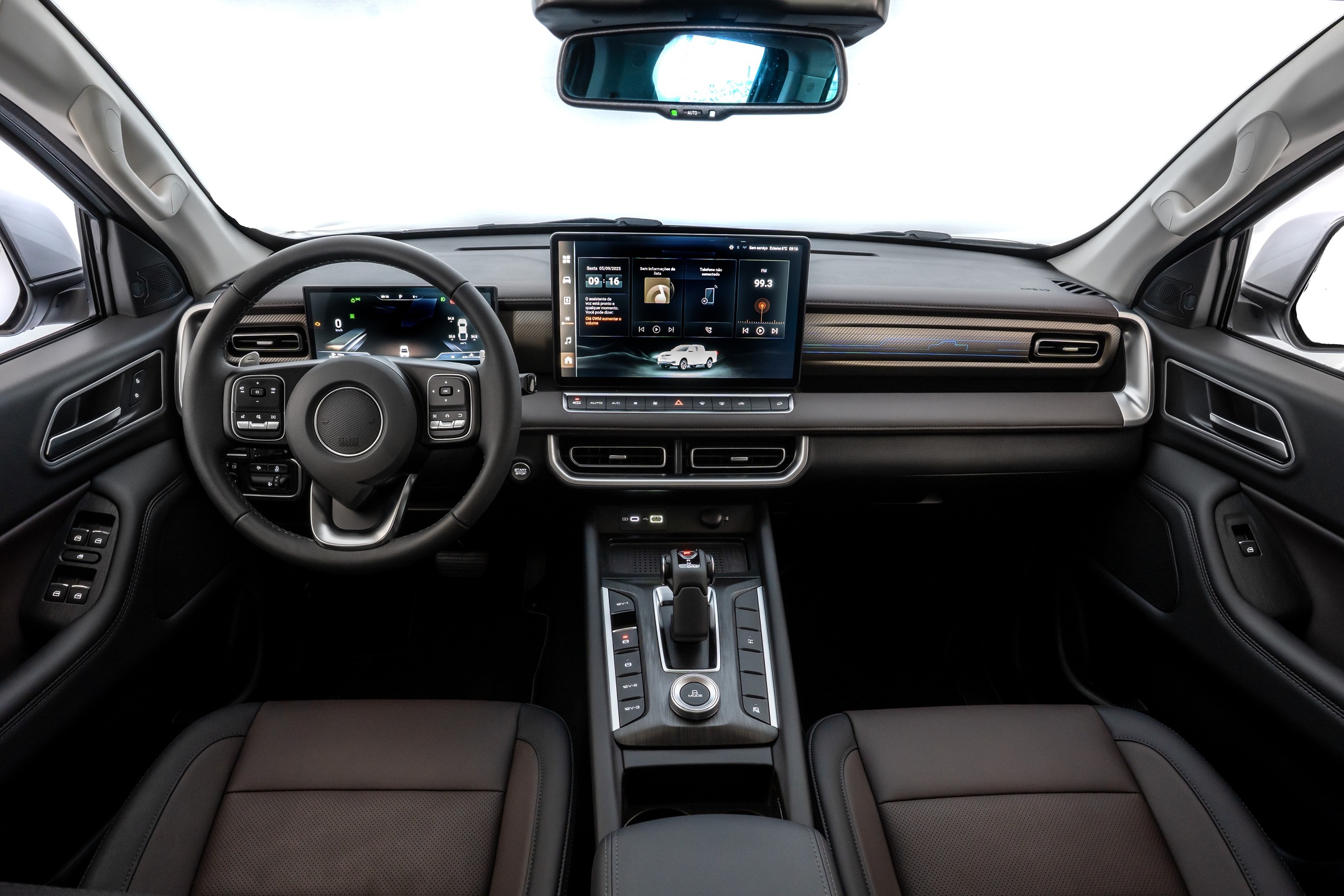 Ao entrar na cabine, a impressão é de estar em um SUV premium, inclusive com bancos elétricos com opção ventilação e aquecimento.